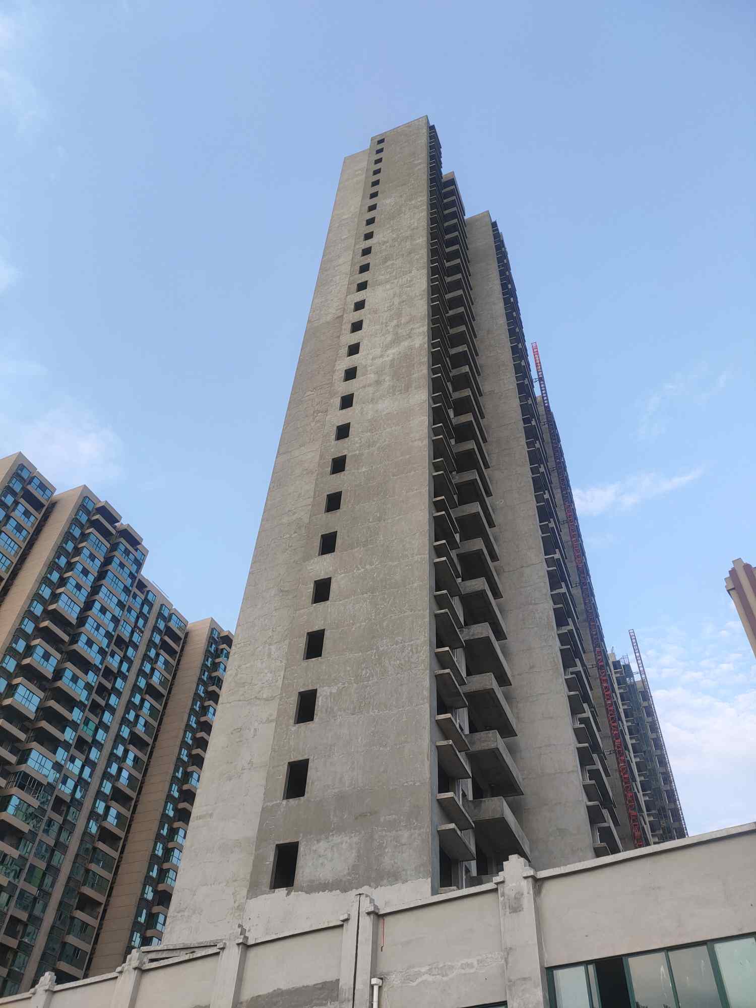 信阳平桥区明港明河公园找外墙批腻子班组,.窗户贴阳角一遍腻子