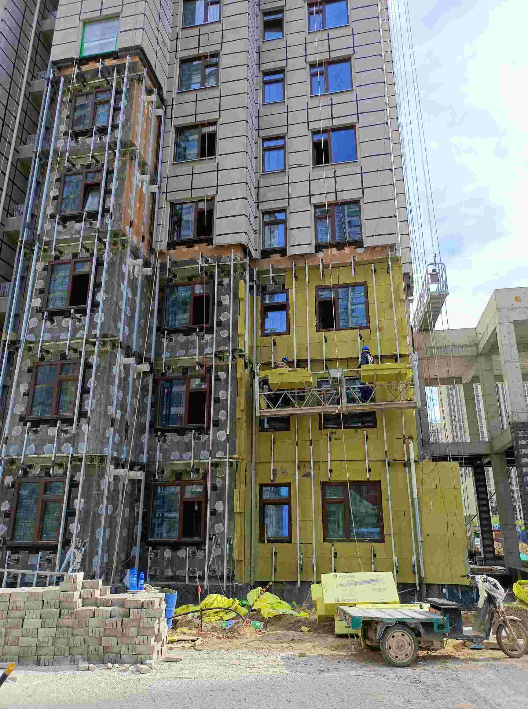 保定莲池区岩棉一天400招粘岩棉板工人保定植物园附近工地