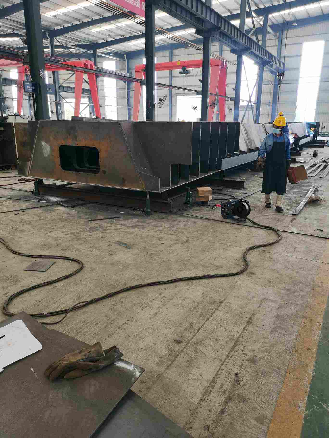 绵阳三台县工期紧,现招,大铆工1名,学徒2名.薪资待遇:大