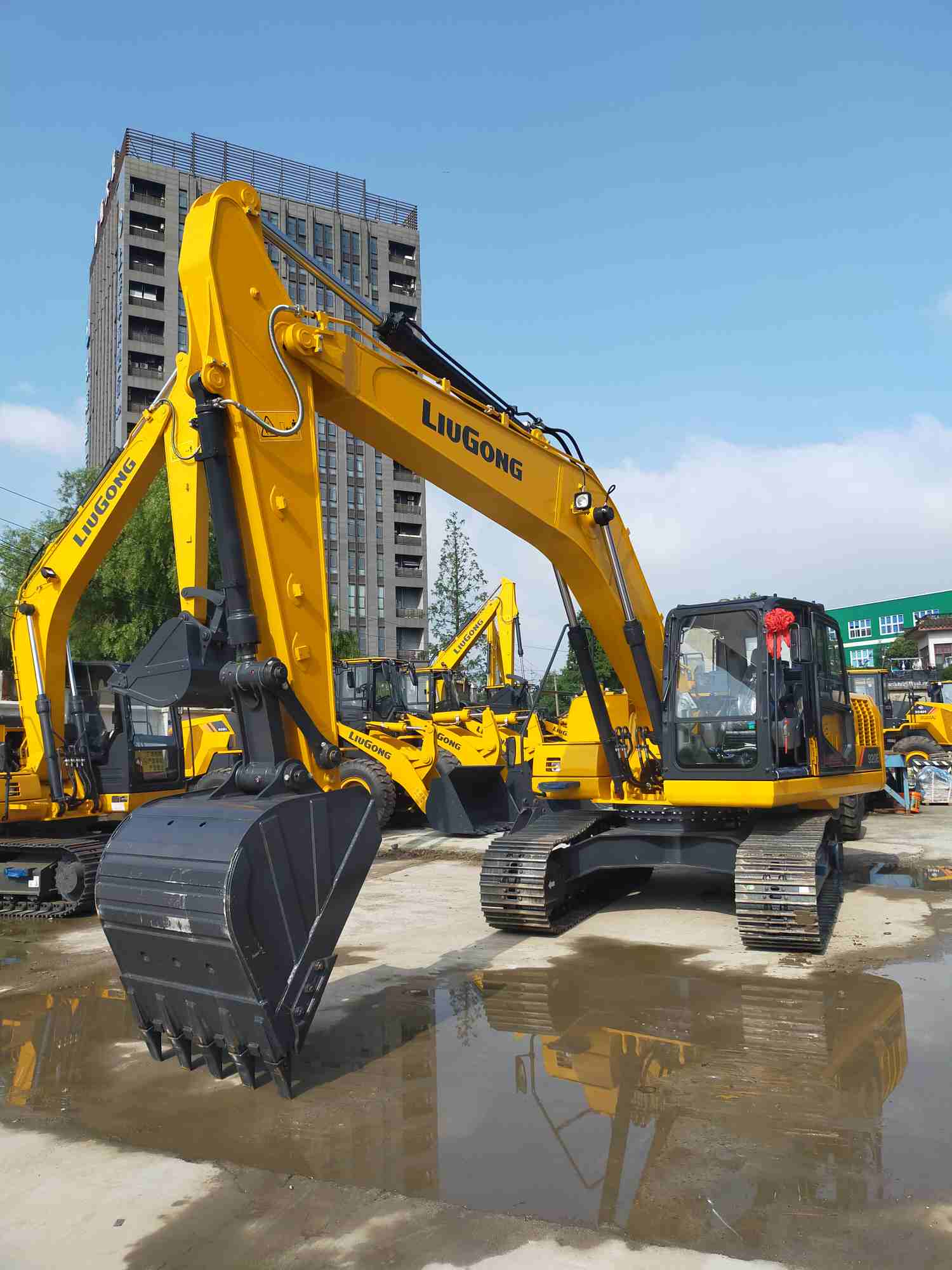 上海嘉定区找一个驾驶员开新200挖机要求反手在上海干过5