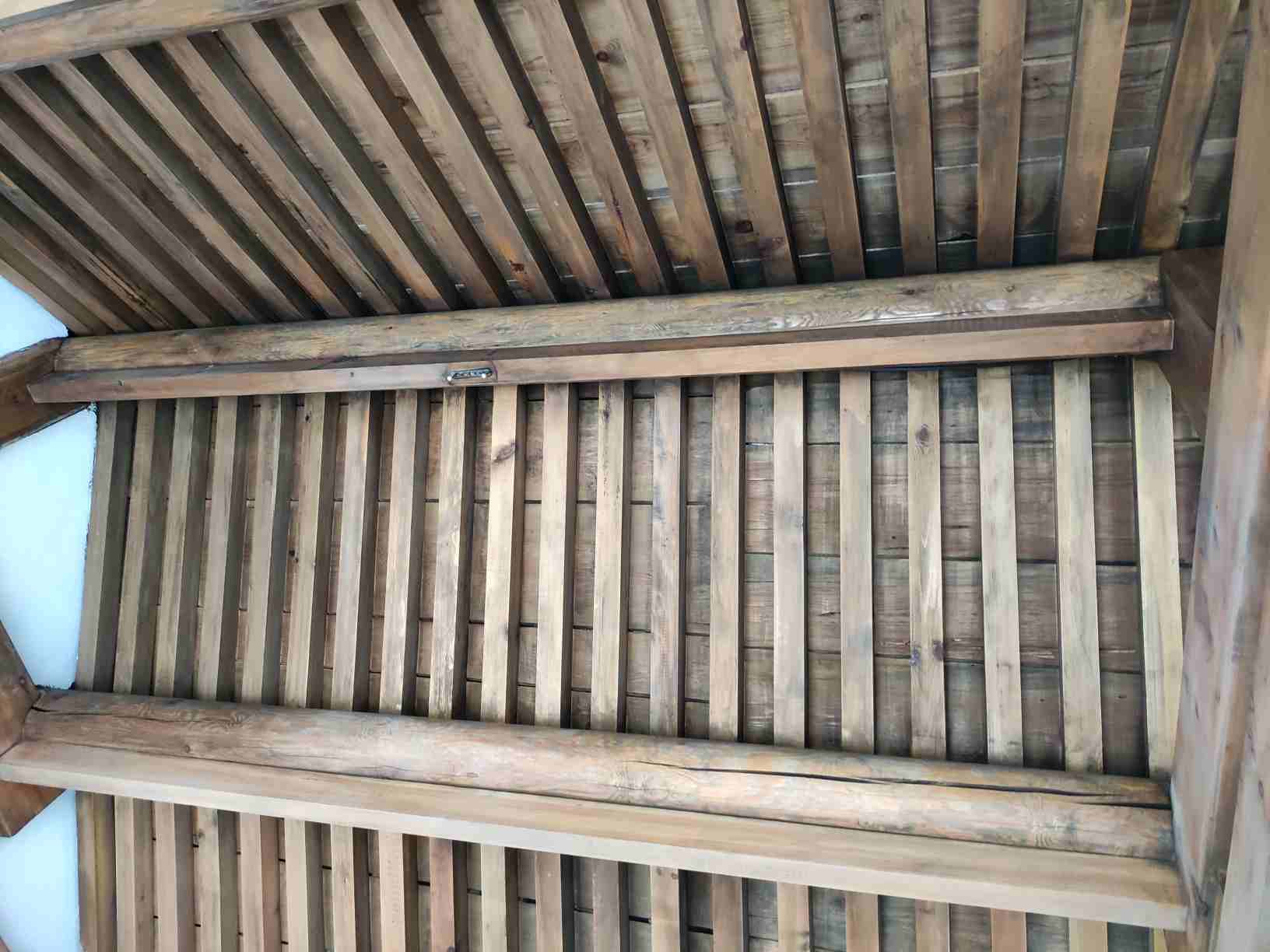 北京东城区北京安定门,木质房梁屋顶烟熏炭灰清理,有拐角处较细-鱼泡