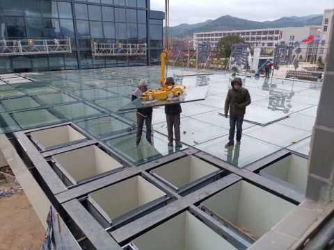 赣州南康区招汽车坡道玻璃安装工人8名,工地在赣州,要求幕墙工