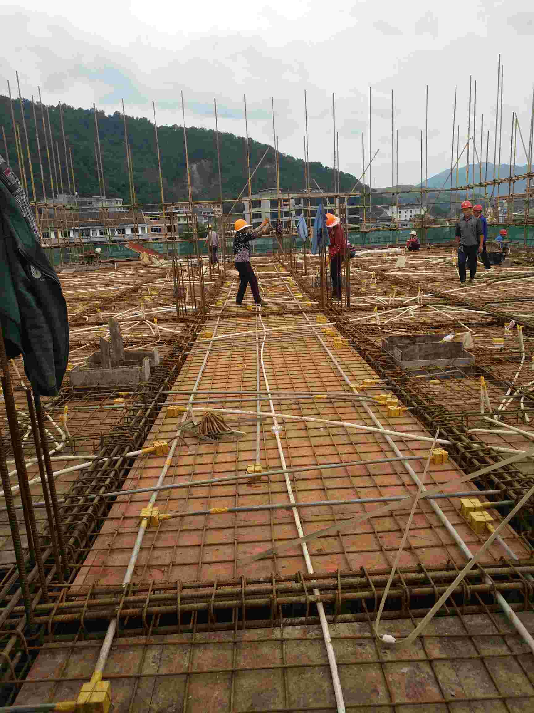 温州龙湾区工地招水电工6名,工作地点滨海,年龄20~40岁之