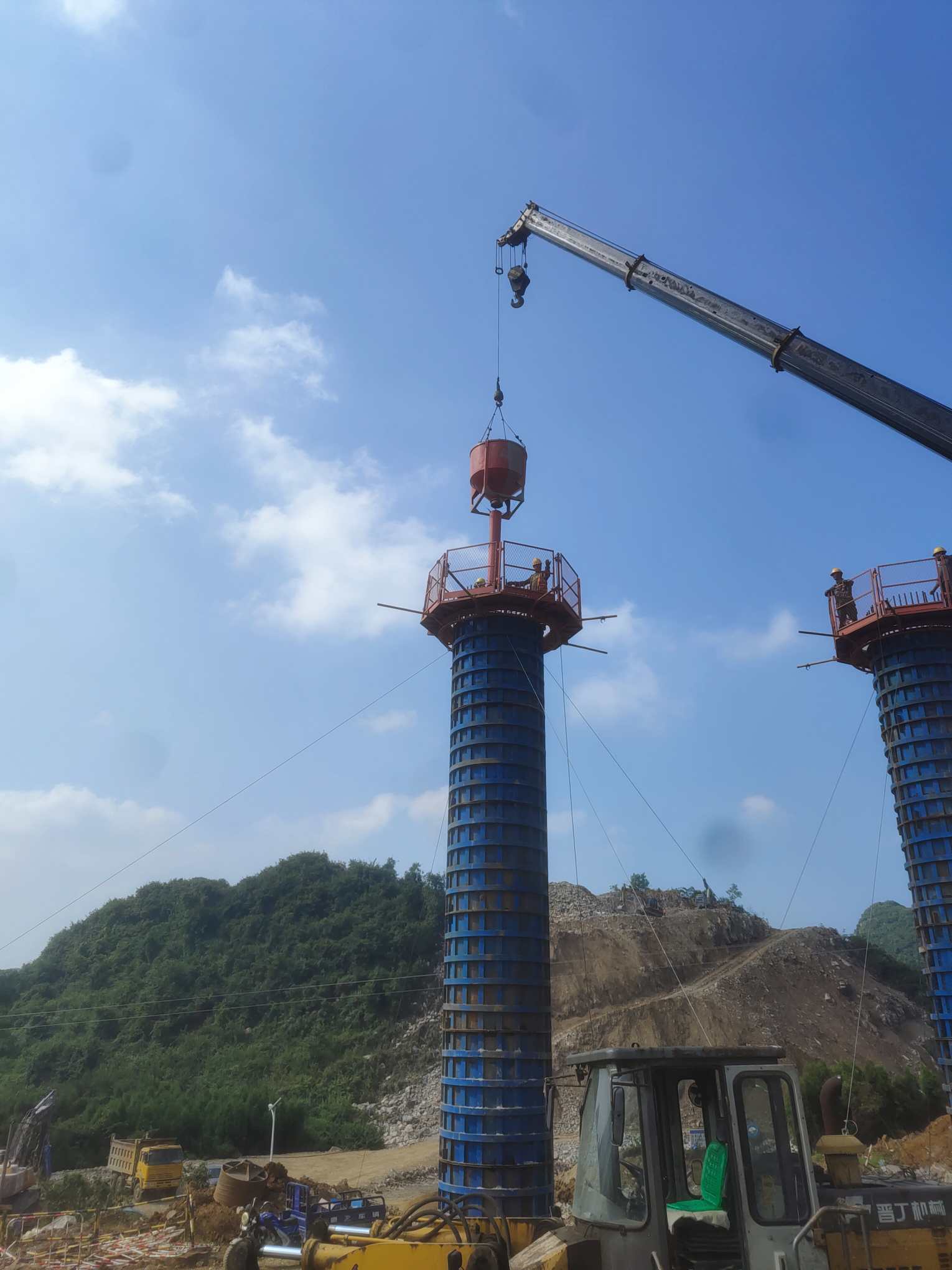 贵阳观山湖区桥梁下构盖梁立柱钢模安装打混凝土拆模高度5米