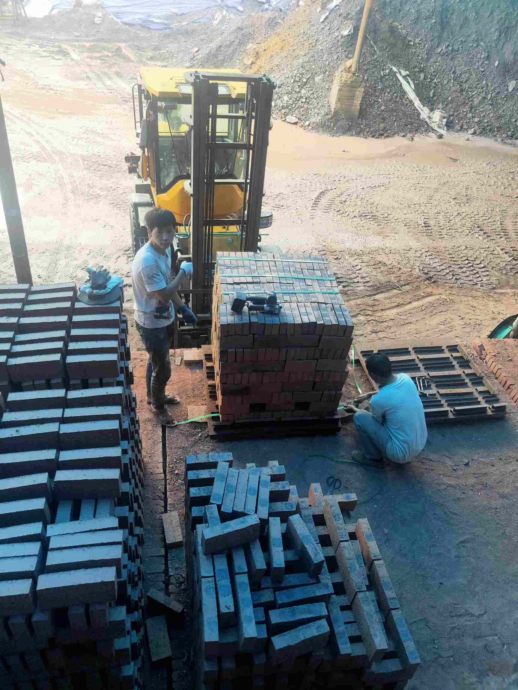 毕节七星关区红砖厂招装车工4人