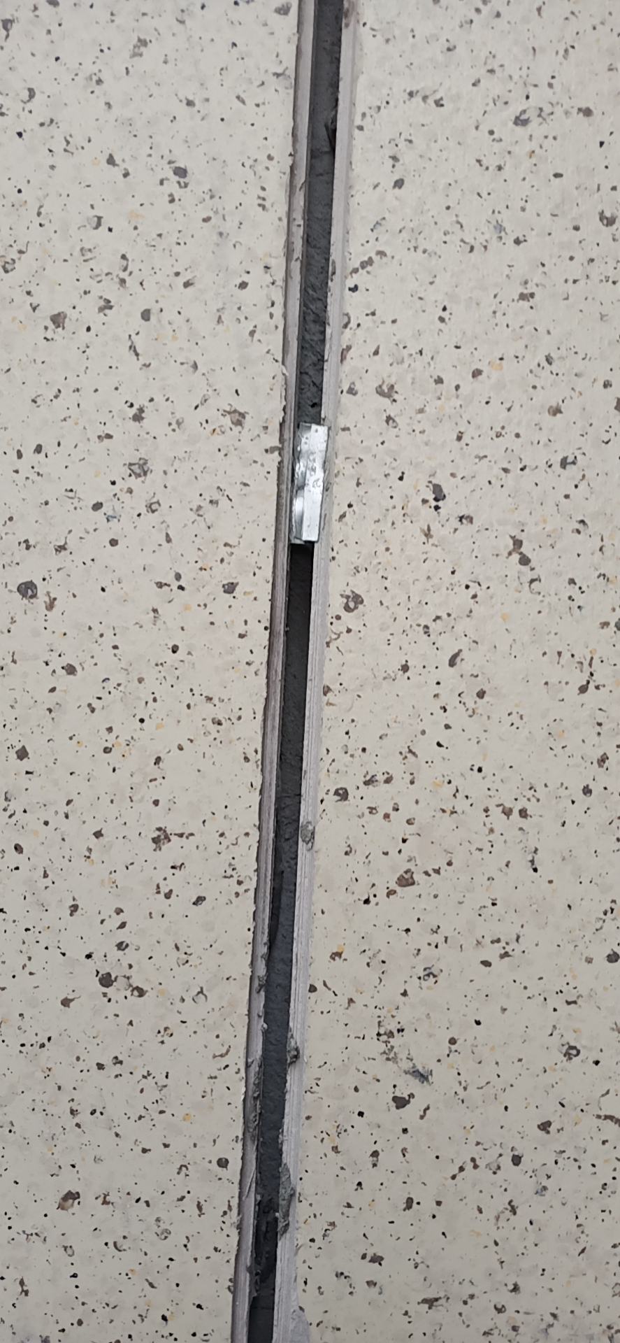 武汉黄陂区武汉黄陂招打胶师傅3个,高楼,一体板,工资400