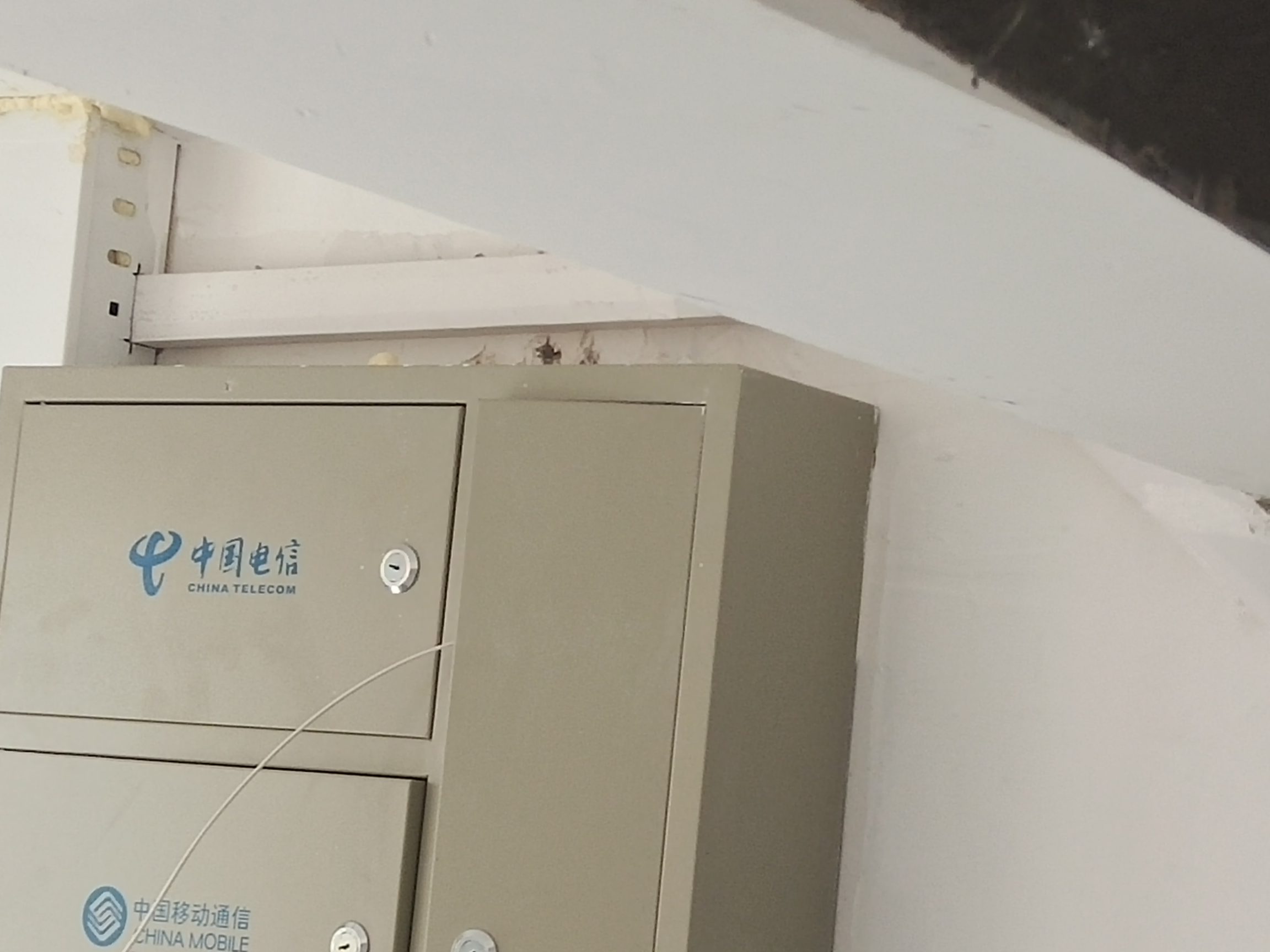 宁波鄞州区老小区网线改造,招楼道钉pvc线槽,量有3000米