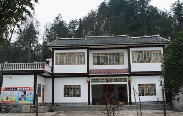 自貢大安區農村90年代自建兩層樓房樓頂蓋的是黑瓦片,現在房子