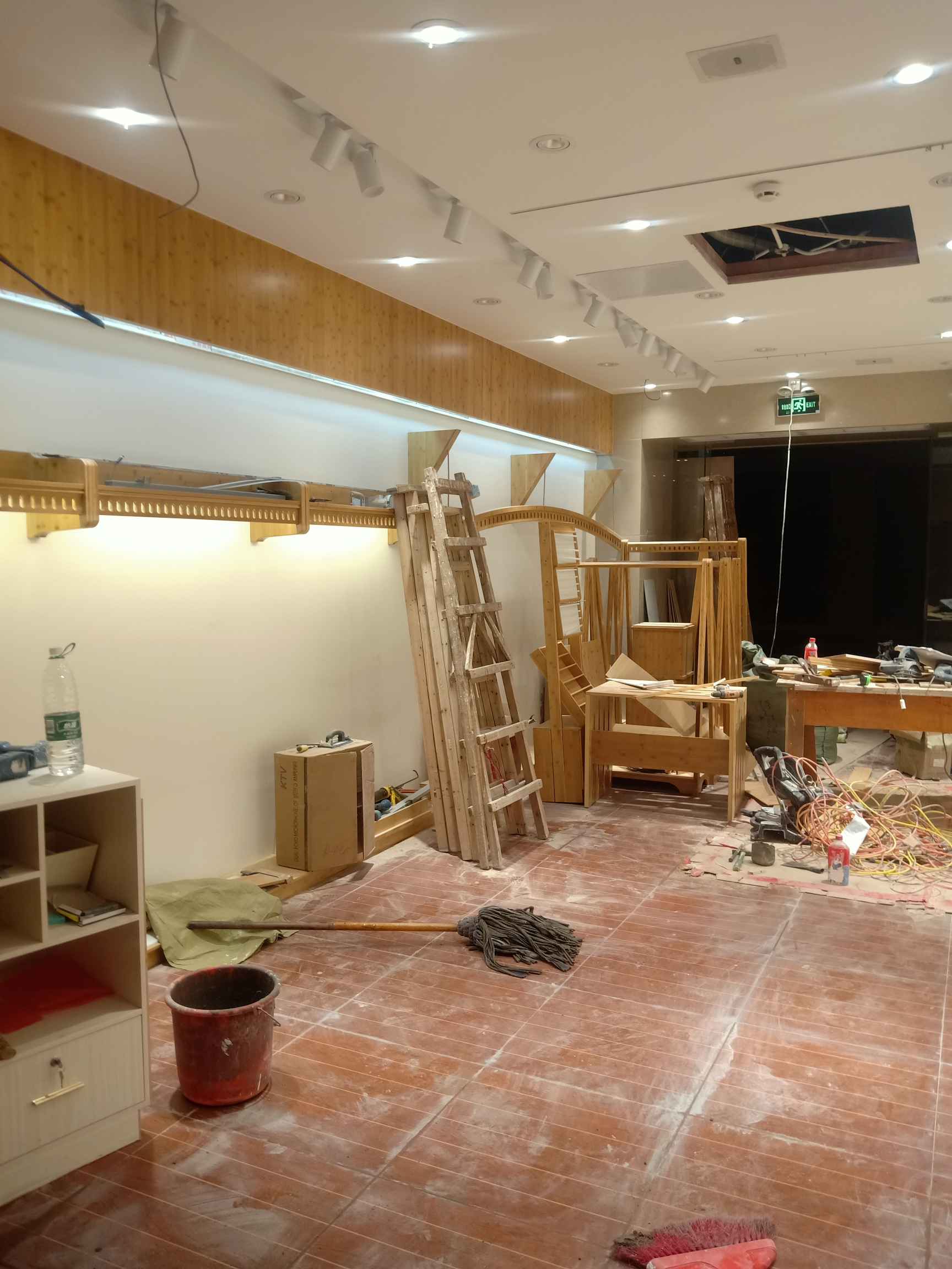 湖北天门招天门木工师傅连锁服装店装修350一天每天有三个