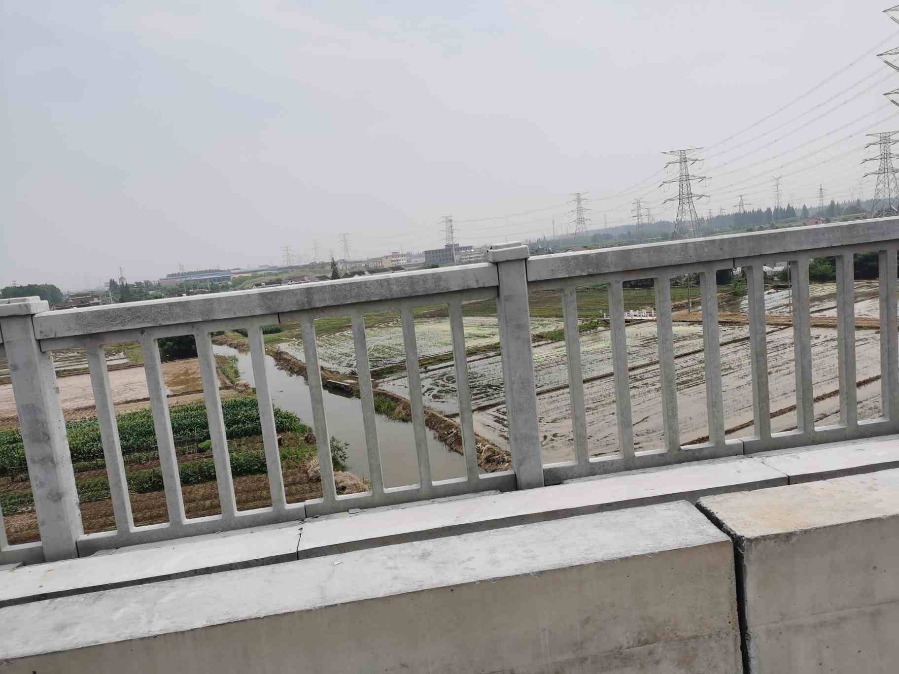 江苏苏州高铁桥上混凝土栏杆安装,室外作业,280一天,包吃包