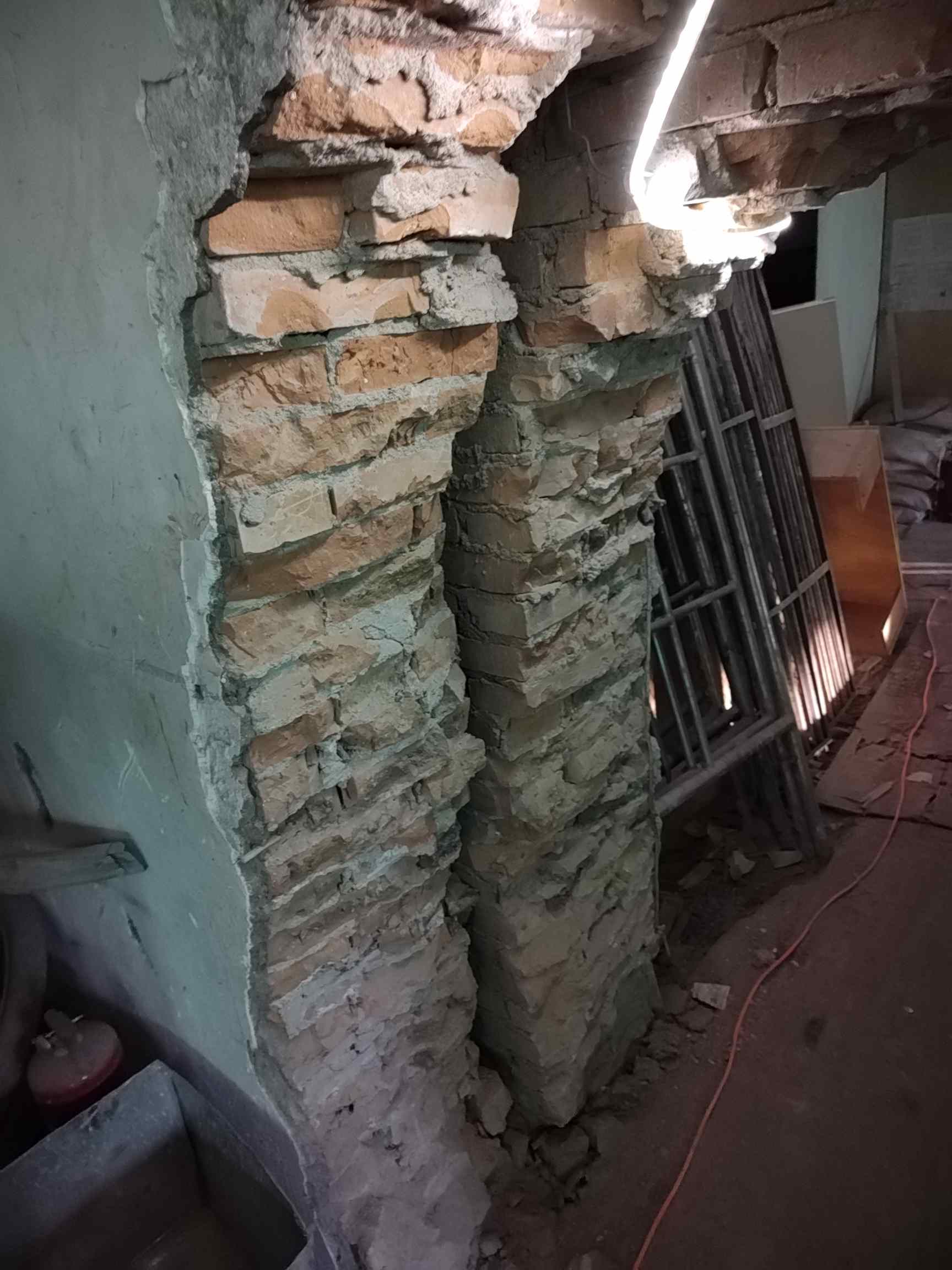 8个门洞口要切割一