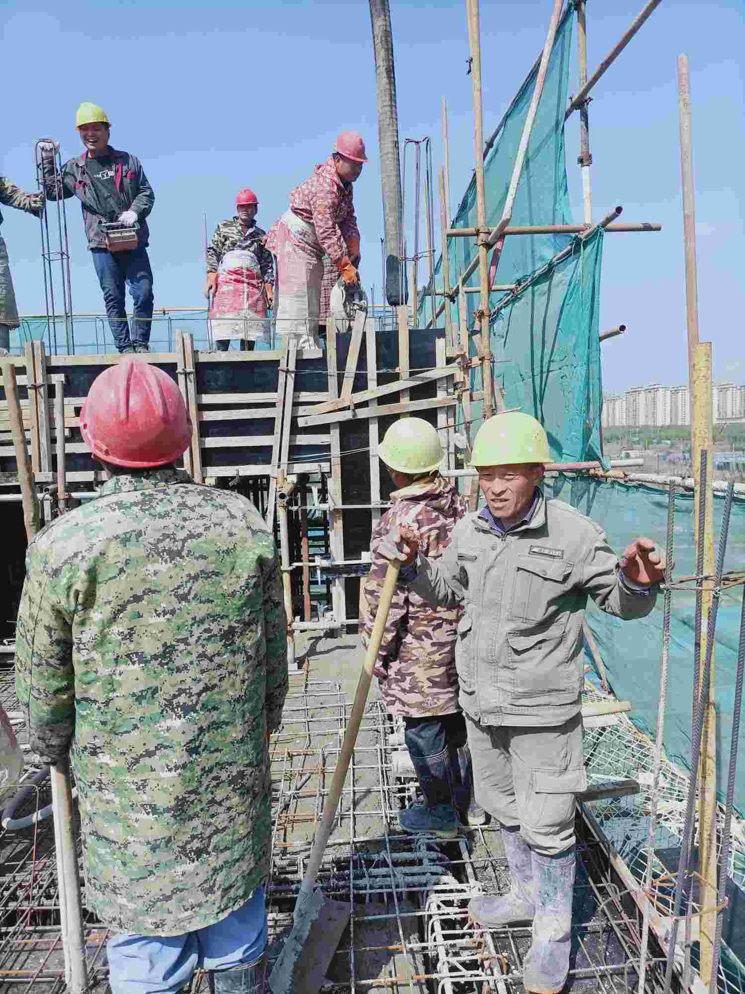 聊城工地混凝土包工找活平台-附近急招打爆模/拉毛挂网施工队/工人