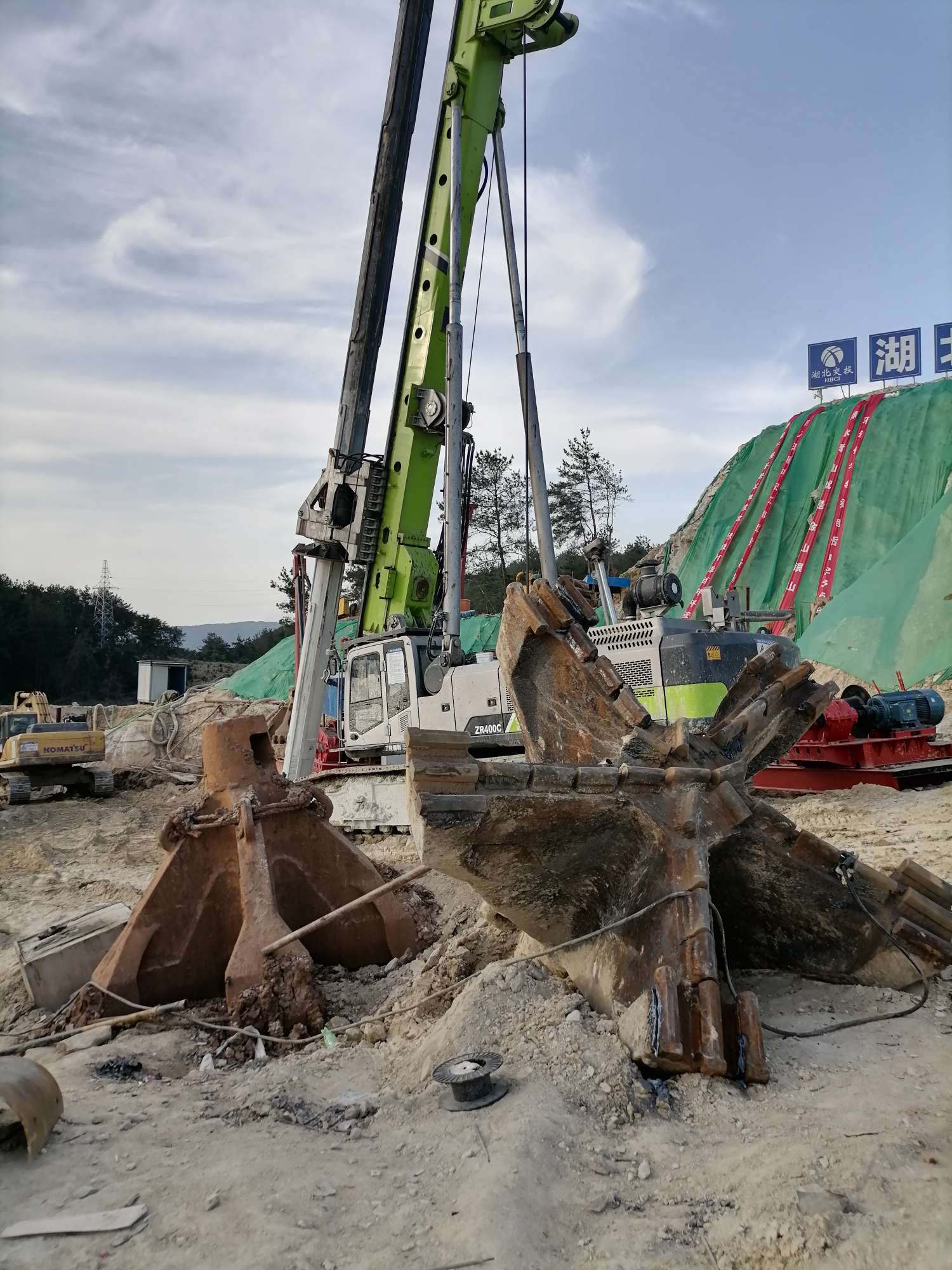 随时进场181********联系工人收藏自我介绍冲击钻打桩机承接各类基础