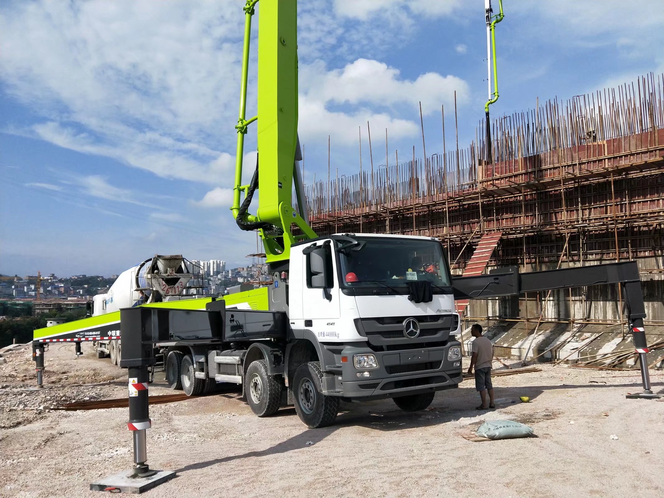 哈密混凝土罐车司机找活平台-附近急招搅拌罐车/泵车驾驶员师傅-鱼泡