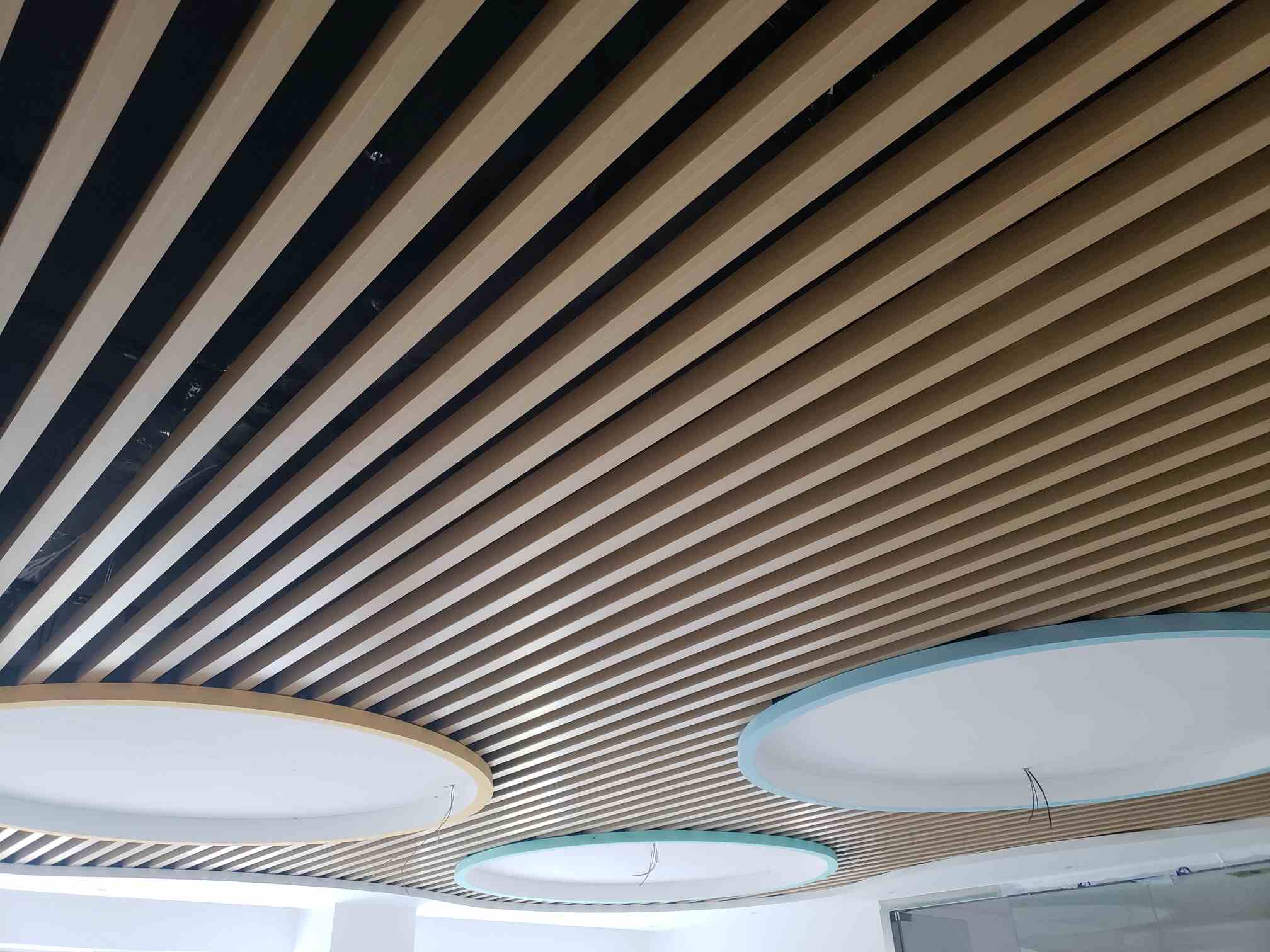 合肥瑶海区找个吊顶安装学徒工主要安装铝方通矿棉板-鱼泡网