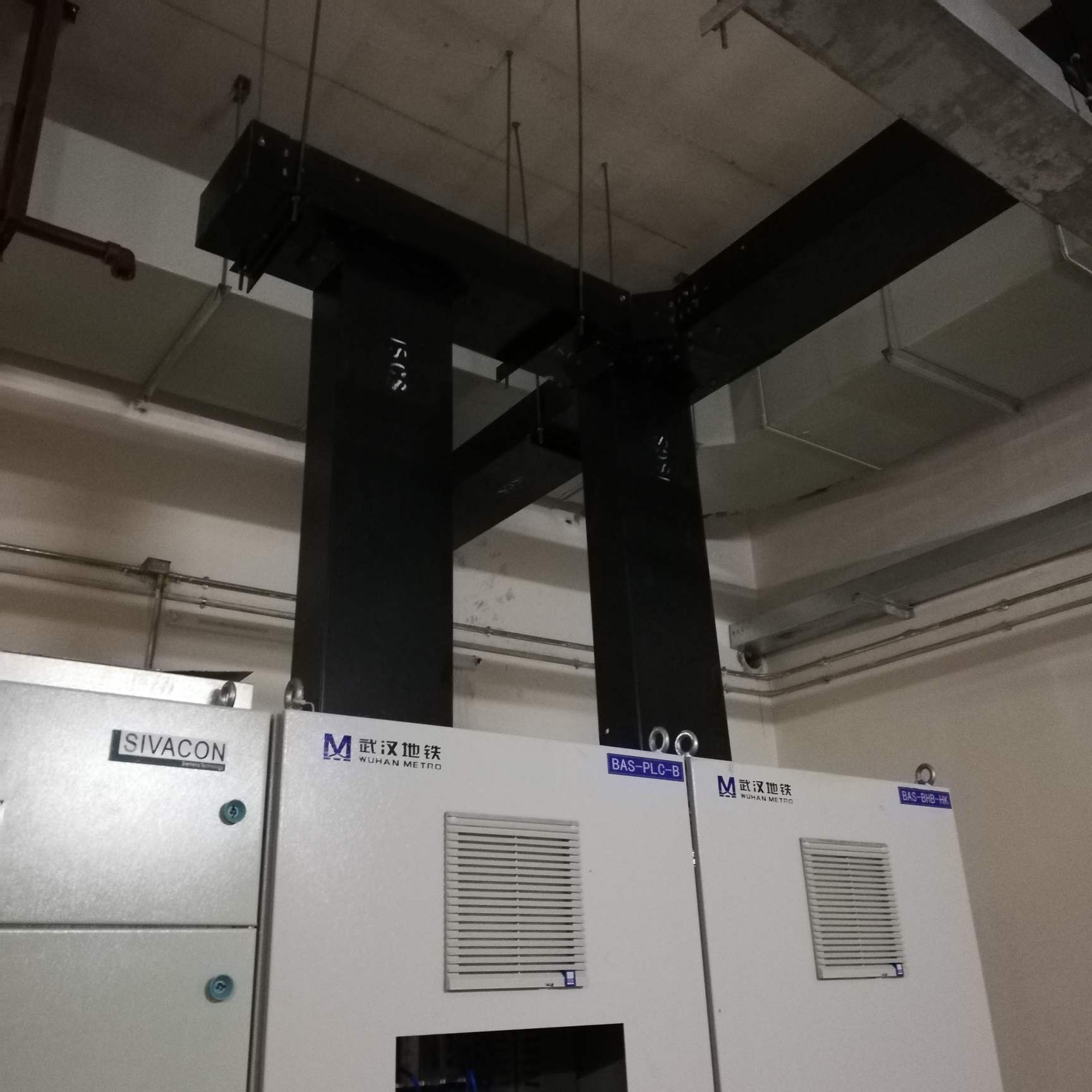 湖北武汉地铁站桥架弱电放线