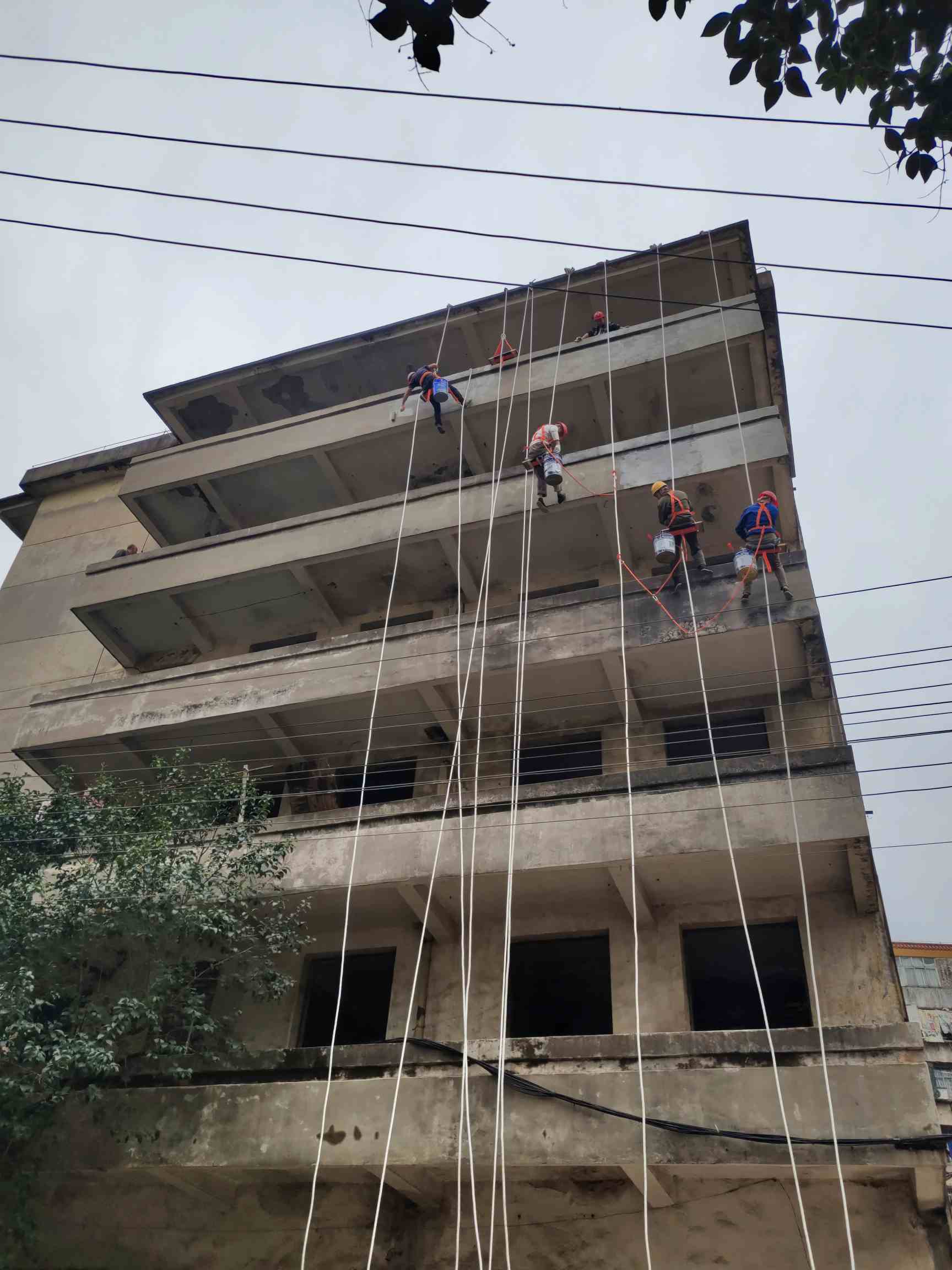 招点工赣州旧楼改造吊绳喷真石漆