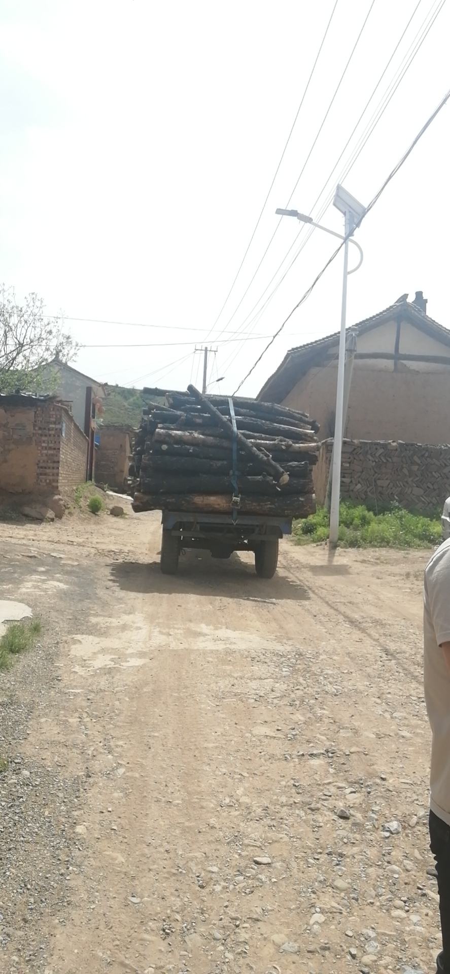 沁源找三轮拉木头