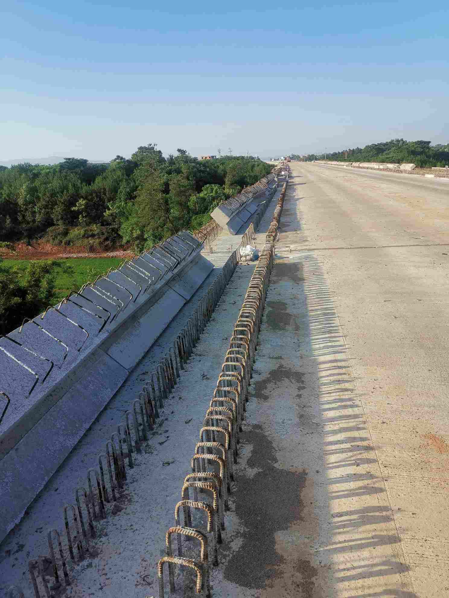 江西赣州高铁桥面遮板安装