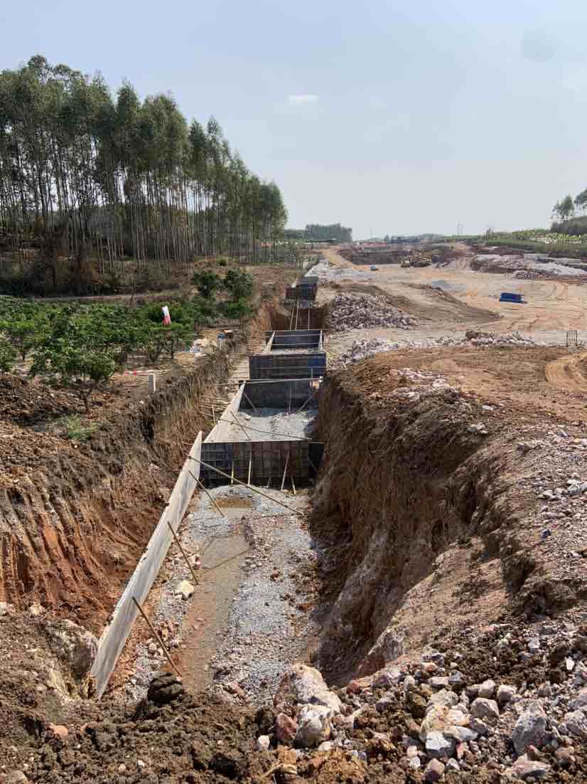 南宁西乡塘区南宁高速公路挡土墙,招混泥土工人,点工包工都行