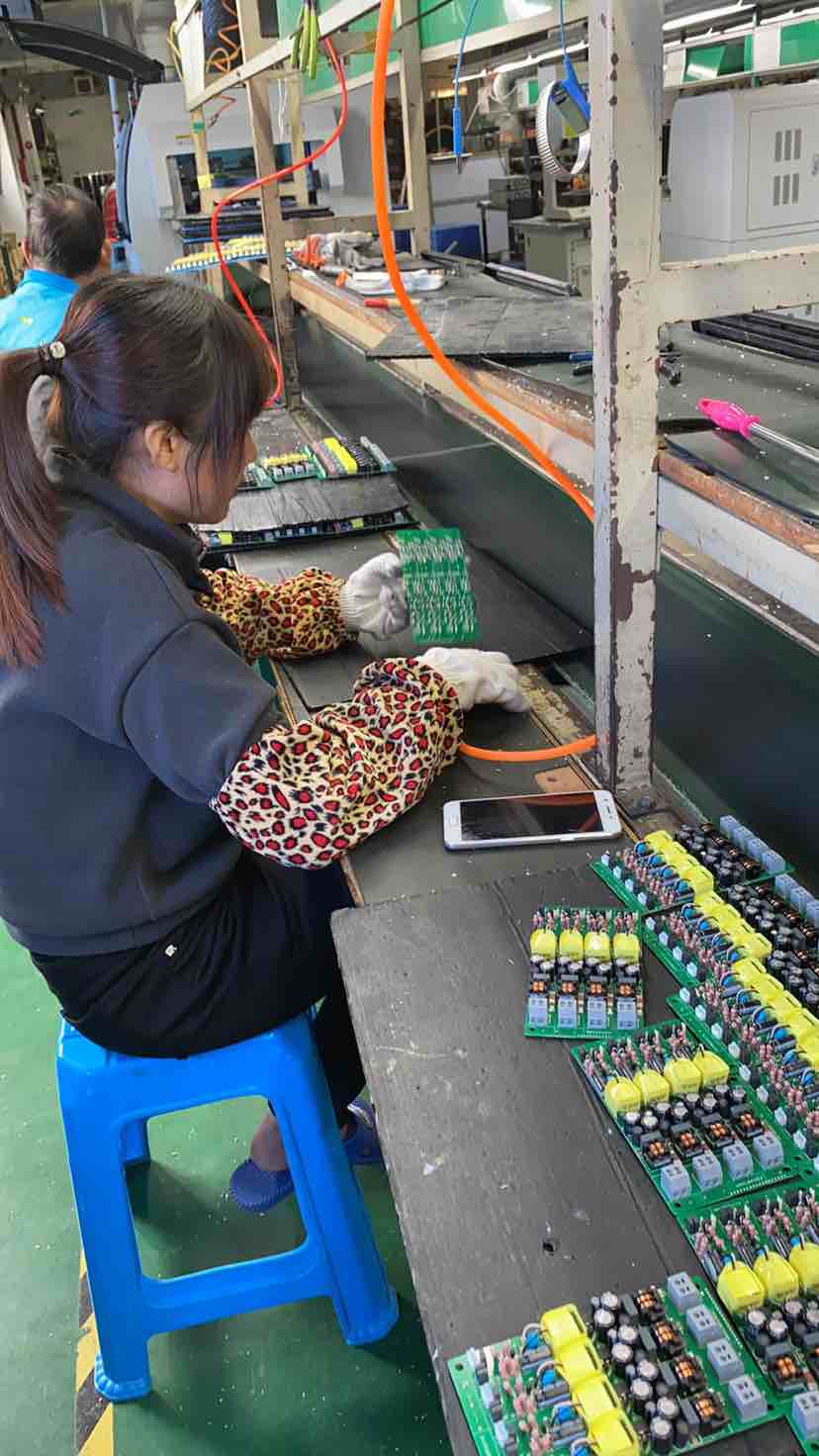 广东东莞临时工塑胶厂开注塑机