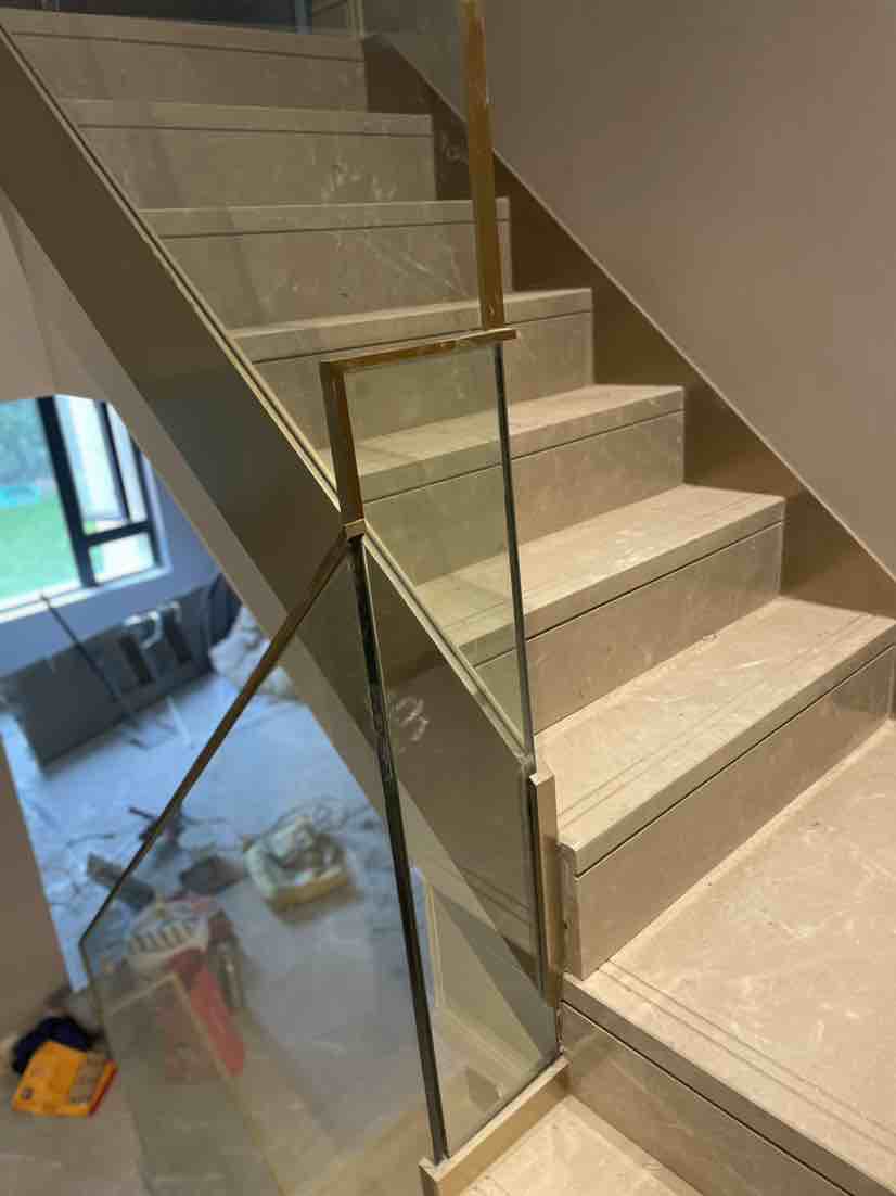 上海嘉定区找不锈钢包板大师傅4-5名,包楼梯踢脚线,质量要求