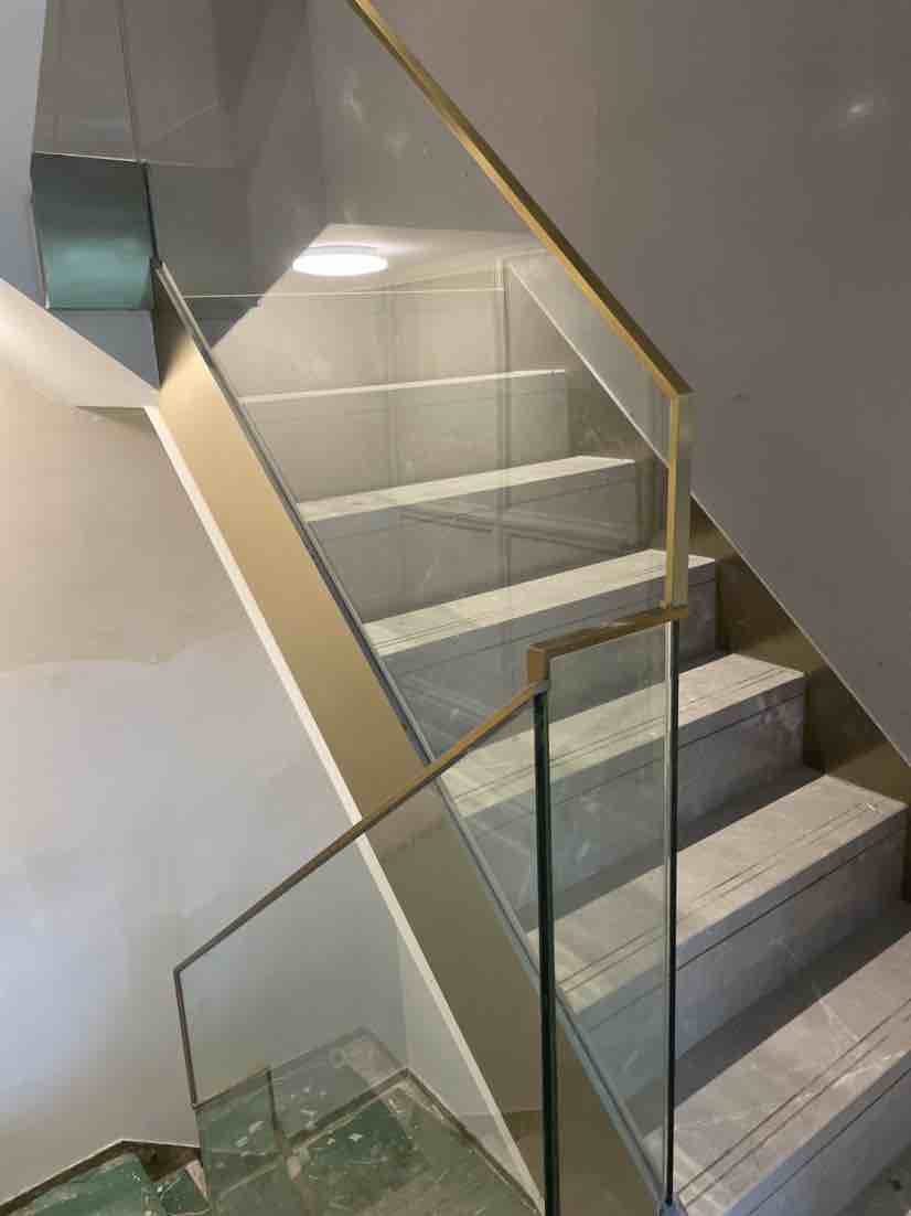 上海嘉定区找不锈钢包板大师傅4-5名,包楼梯踢脚线,质量要求