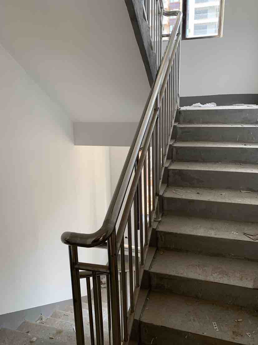 洛阳老城区小区连廊玻璃加扶手楼梯间扶手室内护栏需要加工带安装