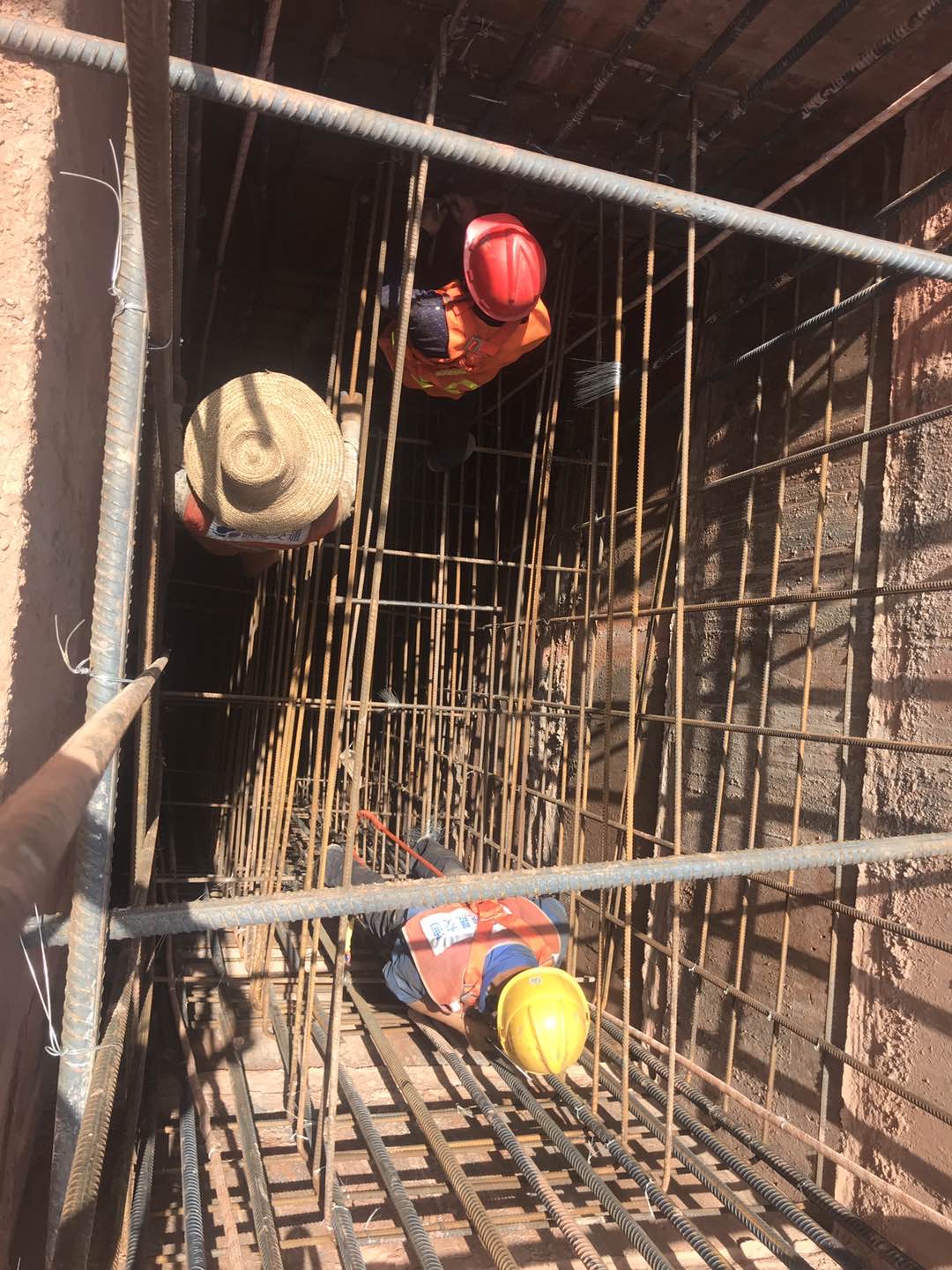 工作地区:湖南长沙 工作内容:高速公路抗滑桩2*3m水磨钻 以及钢筋绑扎