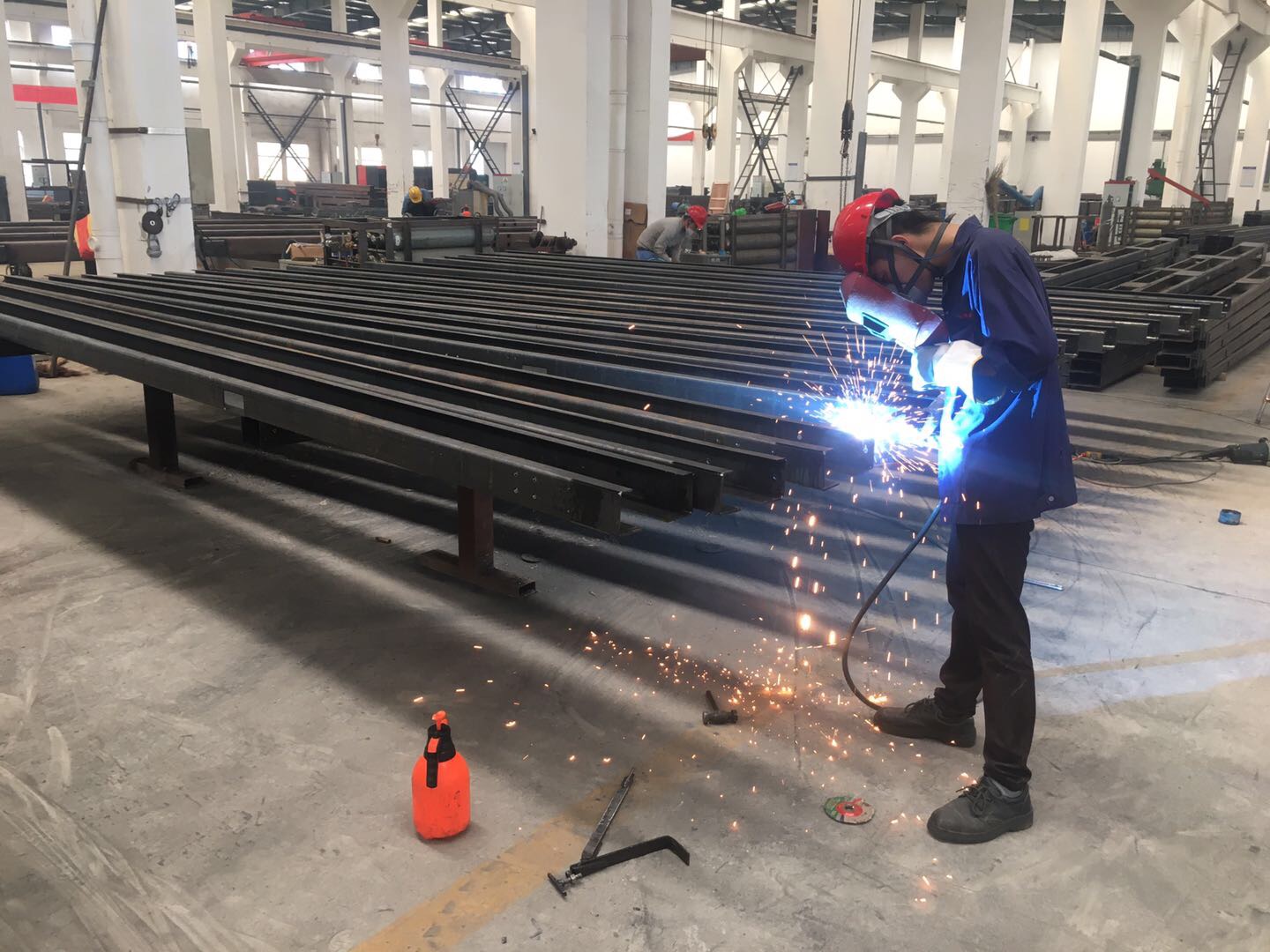 本厂招聘二保焊工,6人.