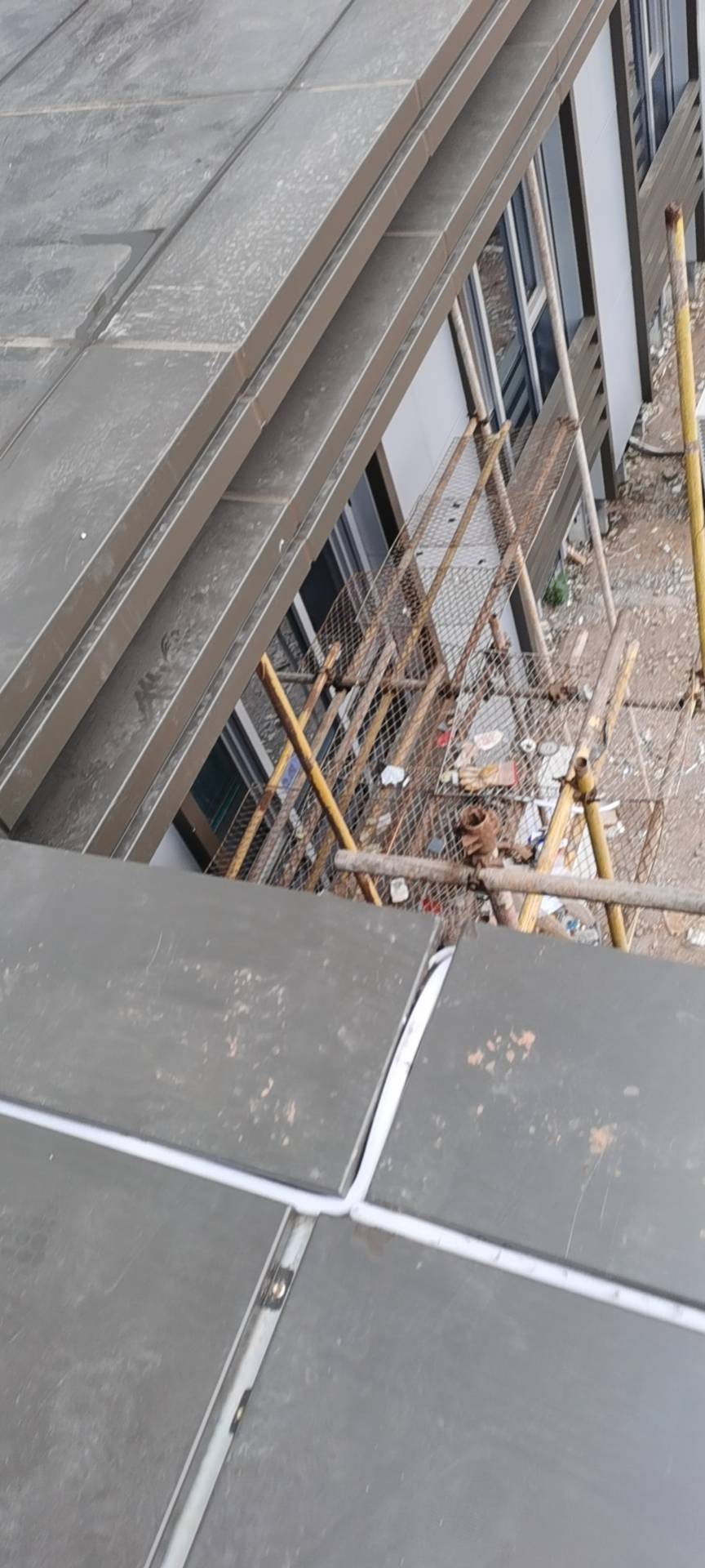 专业打胶师傅400一天5天一接,包吃包住宾馆,必须要会打铝板胶的师傅