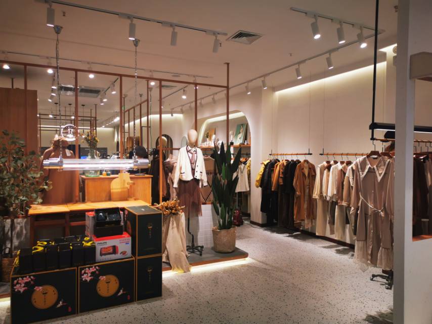 河南郑州郑州人民路丹尼斯有一个服装店装修需要有电工证的电工