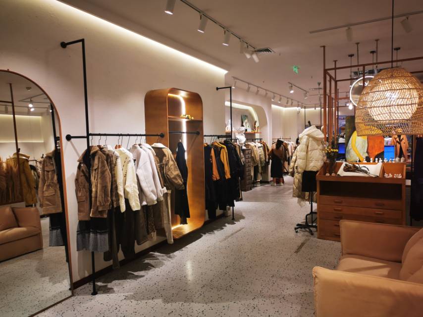 河南郑州郑州人民路丹尼斯有一个服装店装修需要有电工证的电工