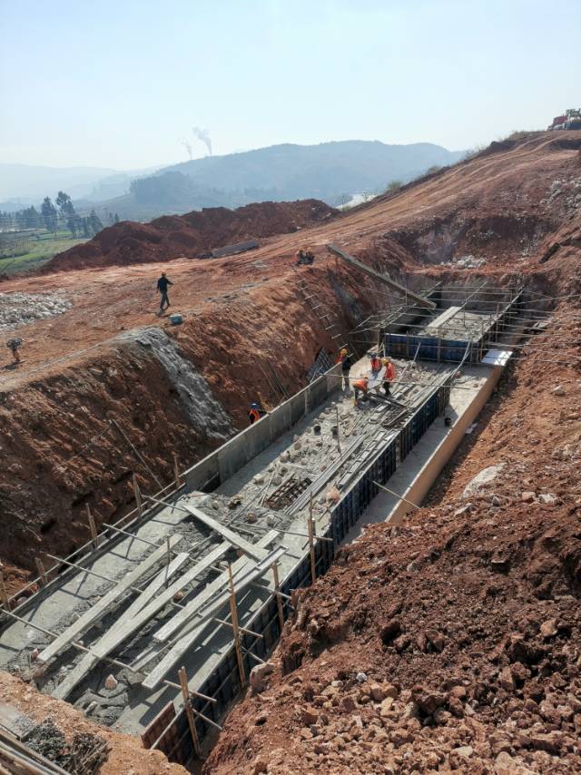 昆明高速路挡土墙,支模打片石混凝土,有空闲的班组联-鱼泡网