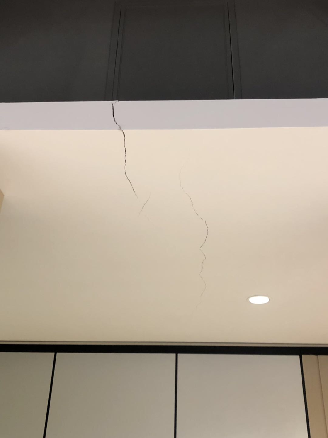 广东佛山天花开裂,补缝贴纸带刷漆650元,2天的活