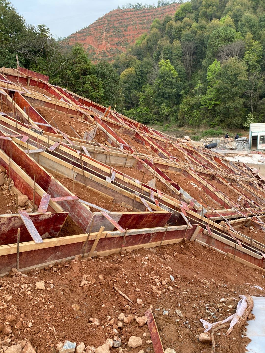 佛山顺德区现招木工班组做高铁边波格子梁量大钱好拿单价电话谈