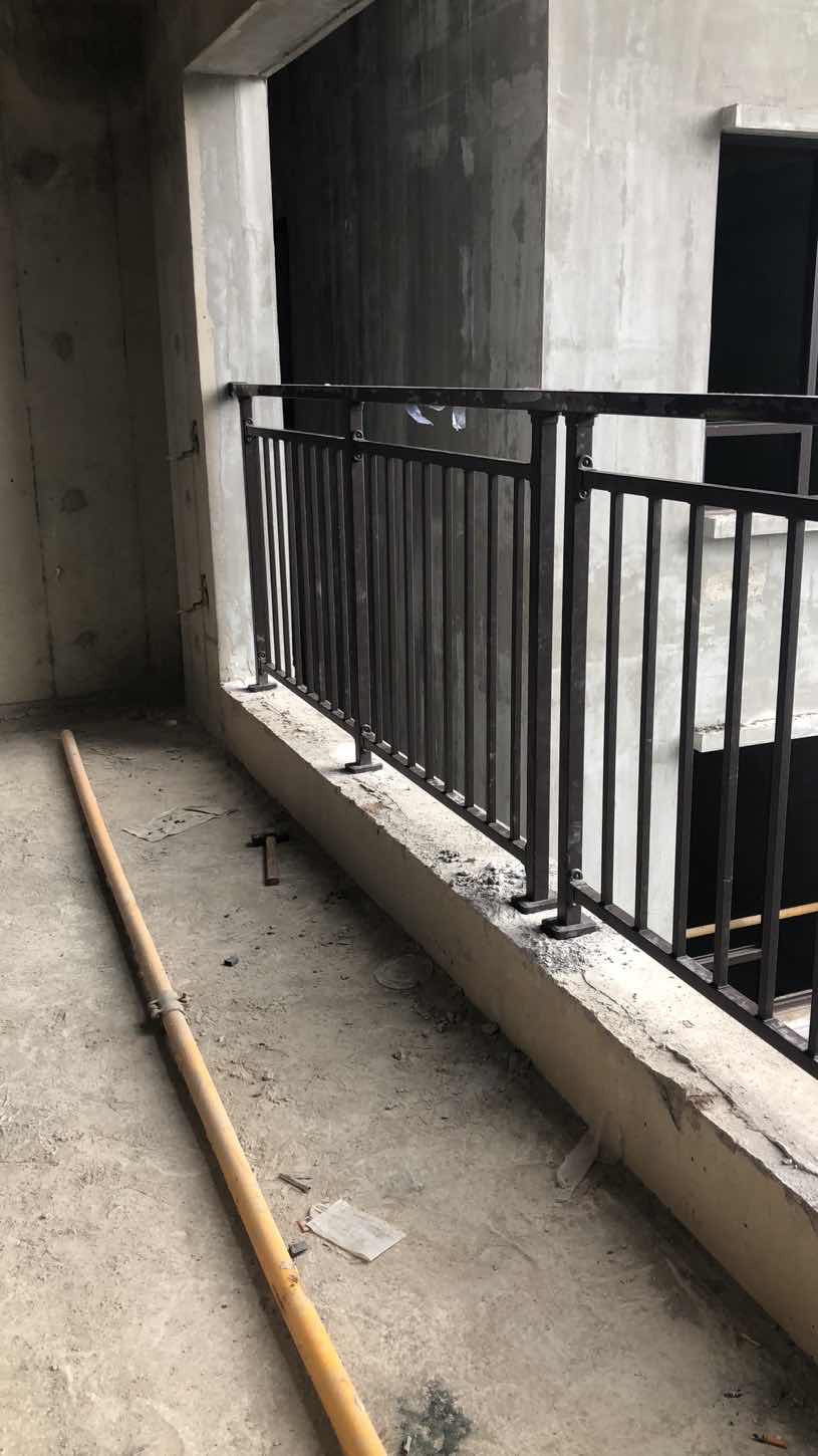 长沙开福区长沙工地招小工,安装简单的锌刚阳台护栏,楼梯护手