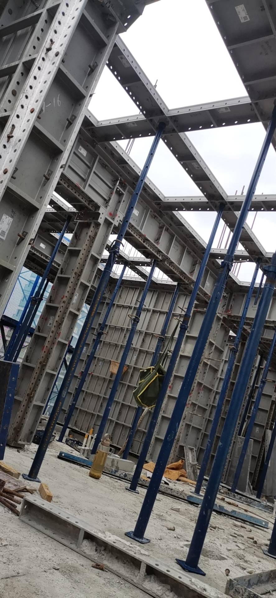 海南乐东海南三亚工地还需要四个人做铝模包工,想做的兄弟伙私聊