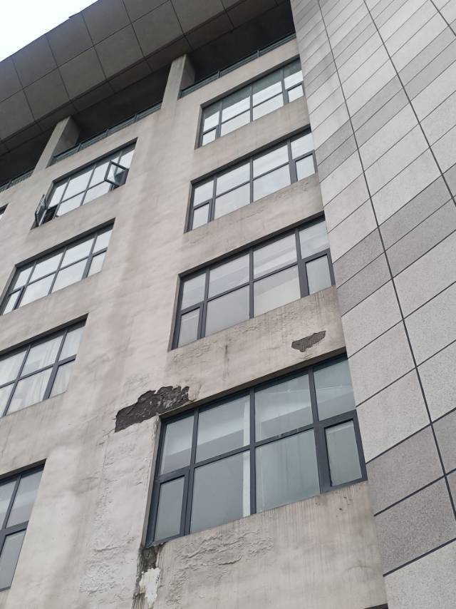 济宁任城区外墙吊板真石漆修补,临时用人,大概2天,用1—2人