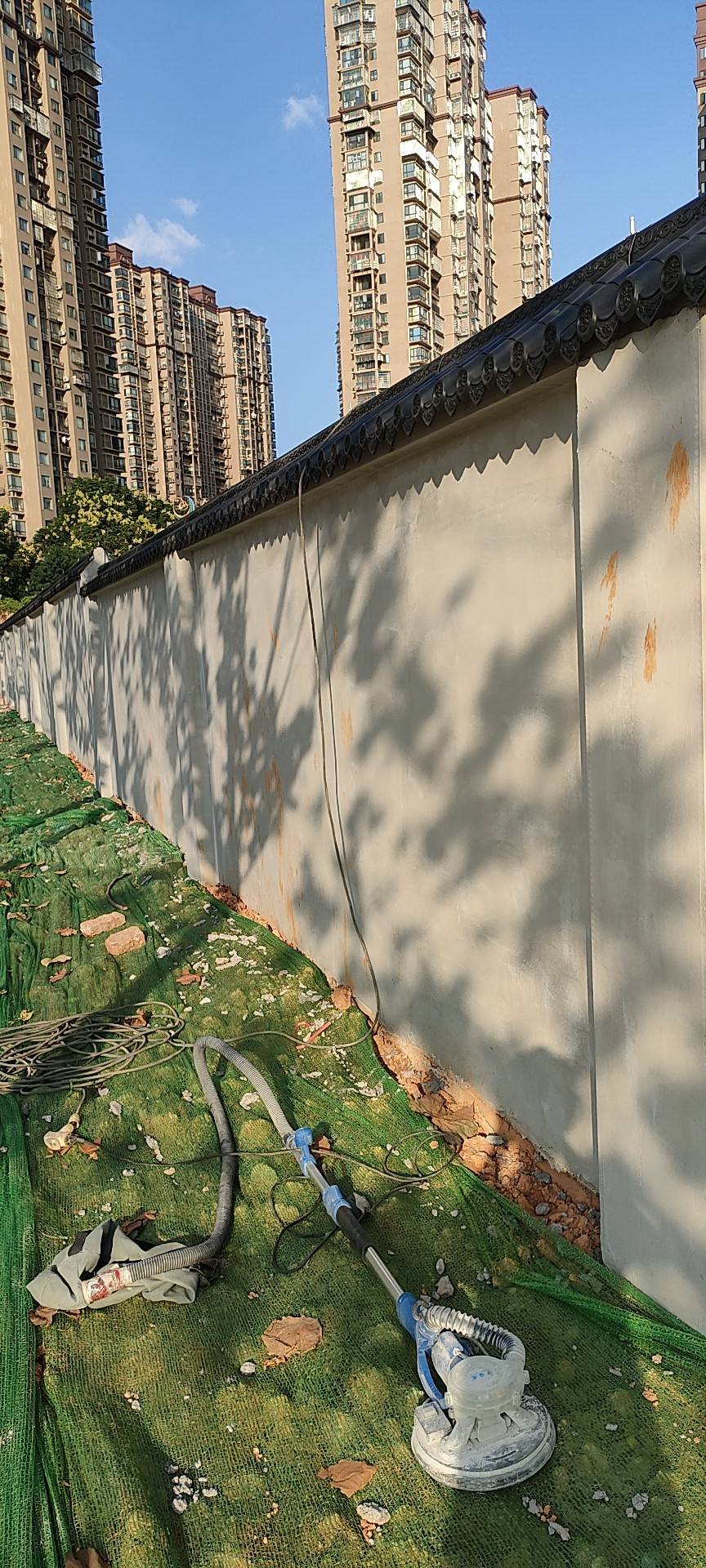 长沙开福区外墙围墙刮灰滚漆能做十天左右,八小时350一天,要