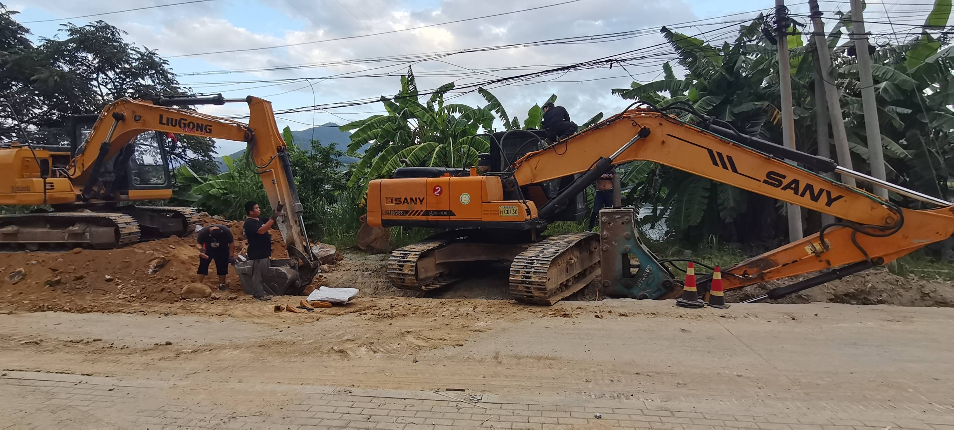 福州閩侯縣招聘挖機駕駛員熟手,目前上晚班,市政道路活,可包吃